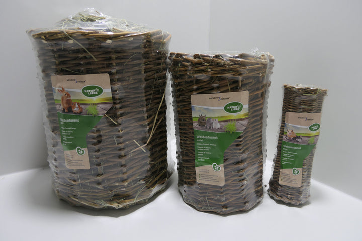 Weidentunnel in drei verschiedenen Größen mit Heu gestopft