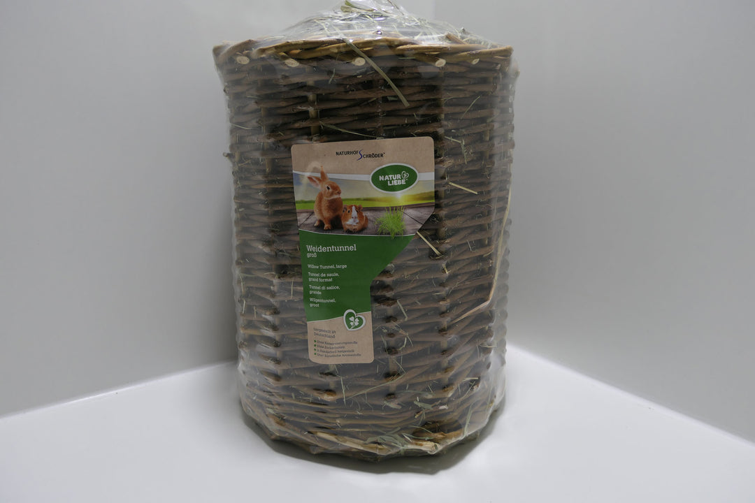 Weidentunnel in drei verschiedenen Größen mit Heu gestopft