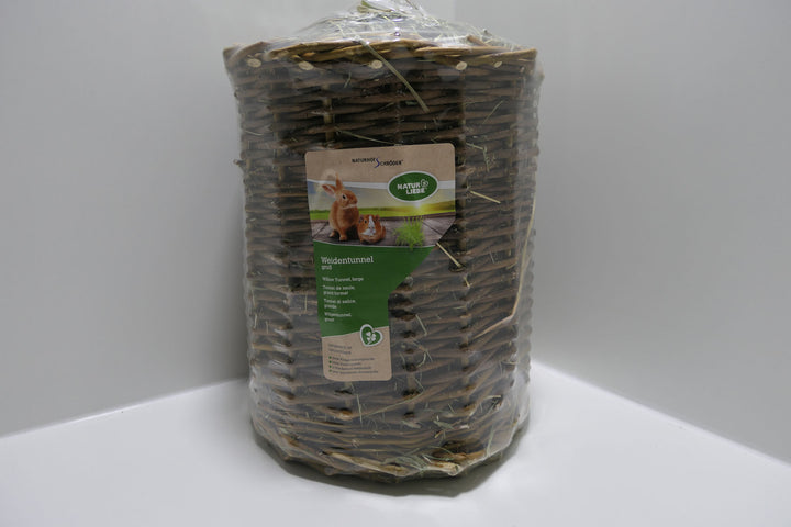 Weidentunnel in drei verschiedenen Größen mit Heu gestopft