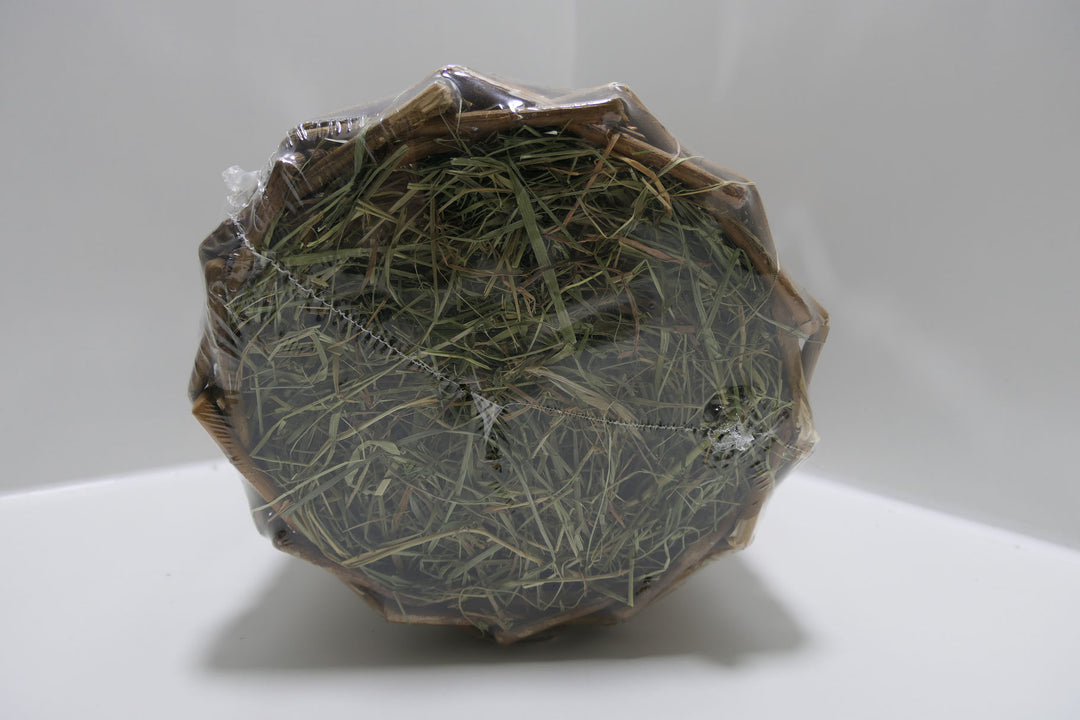 Weidentunnel in drei verschiedenen Größen mit Heu gestopft