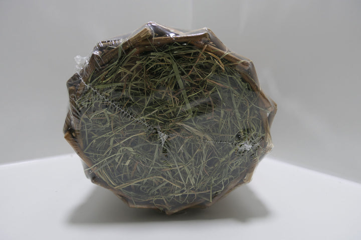 Weidentunnel in drei verschiedenen Größen mit Heu gestopft