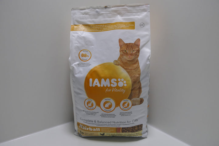 IAMS für Vitality Trockenfutter mit frischem Huhn für ausgewachsene und ältere Katzen (Hairball) 3 Kg incl. Napf und Behälter