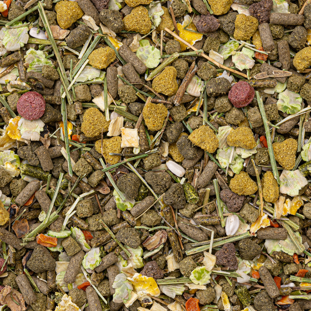 Kaninchenfutter mit Kräutern, Gemüse und Rohfaser für junge Kaninchen