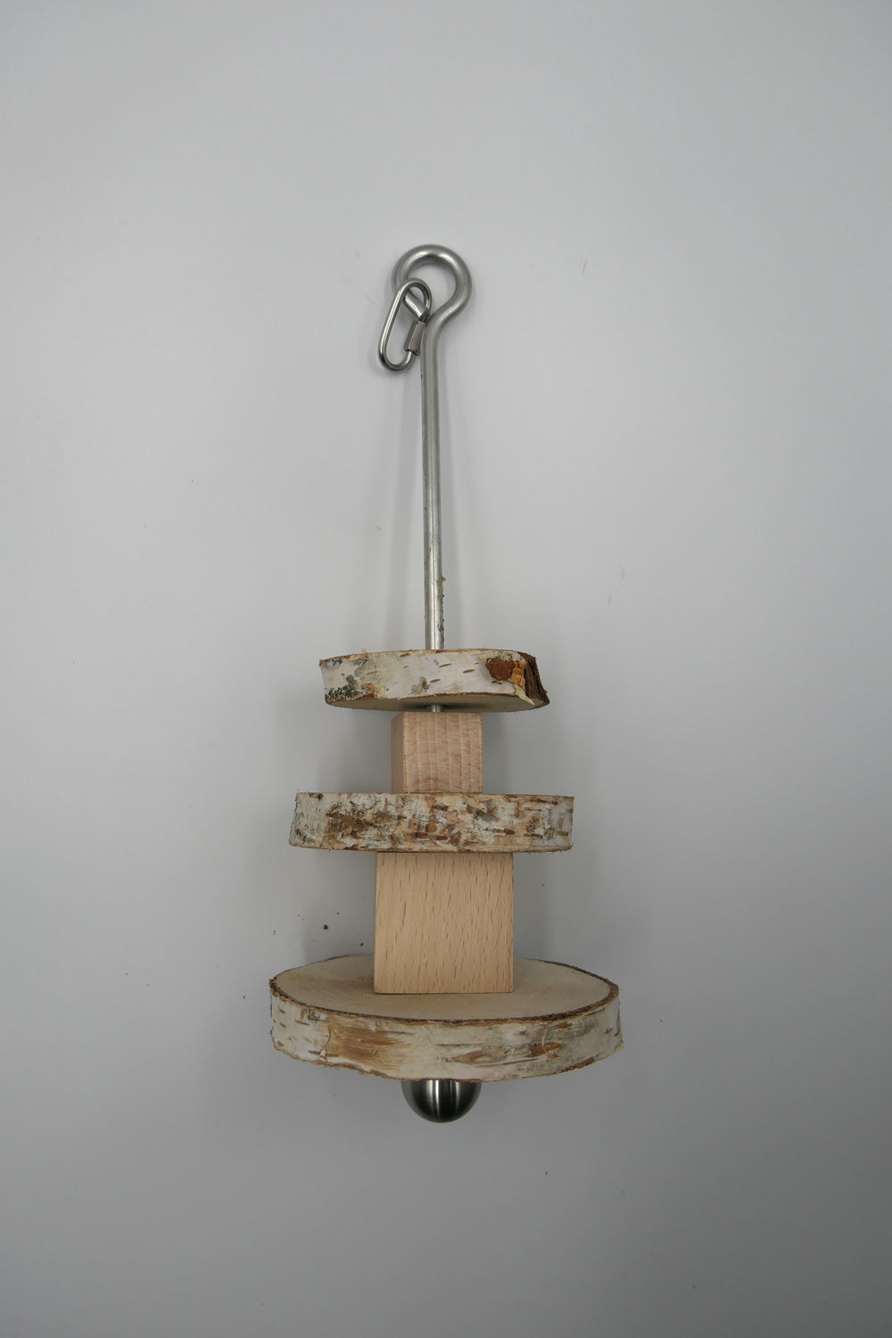 Knabberspieß aus Birkenholz mit Kugel und Holzklotz für Vögel