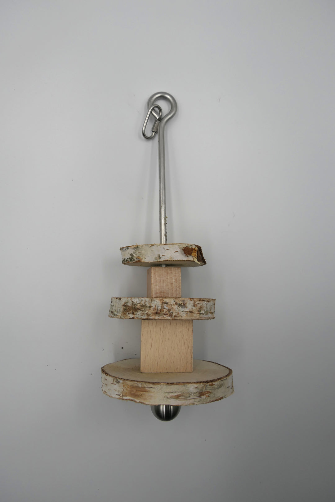 Knabberspieß aus Birkenholz mit Kugel und Holzklotz für Vögel