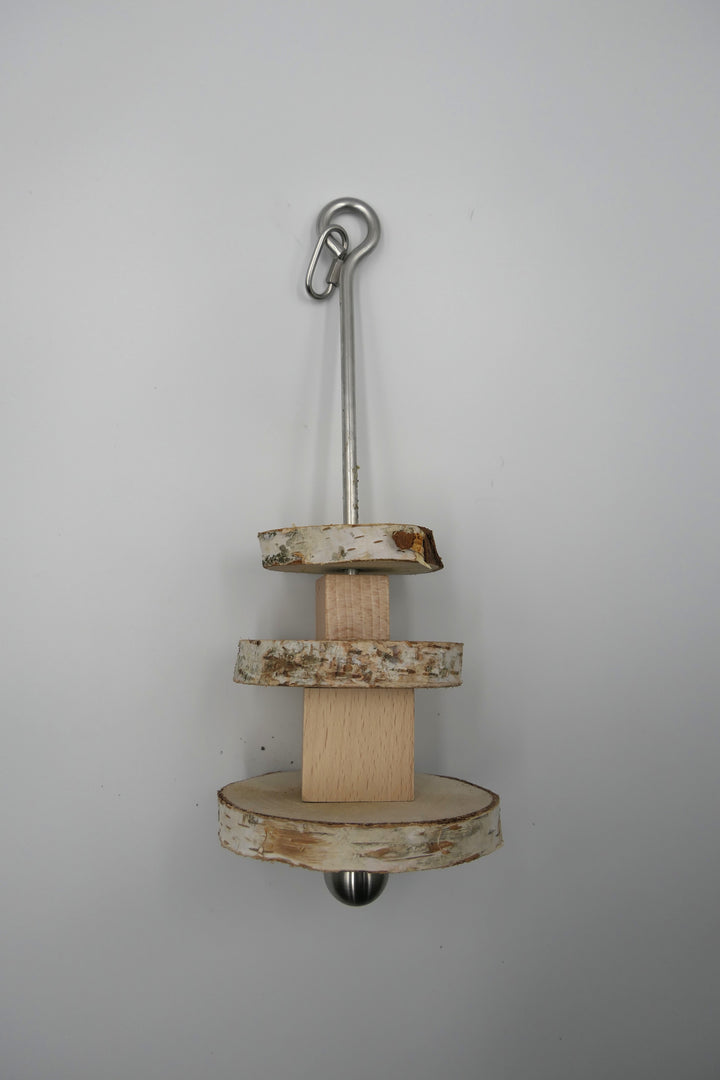 Knabberspieß aus Birkenholz mit Kugel und Holzklotz für Vögel