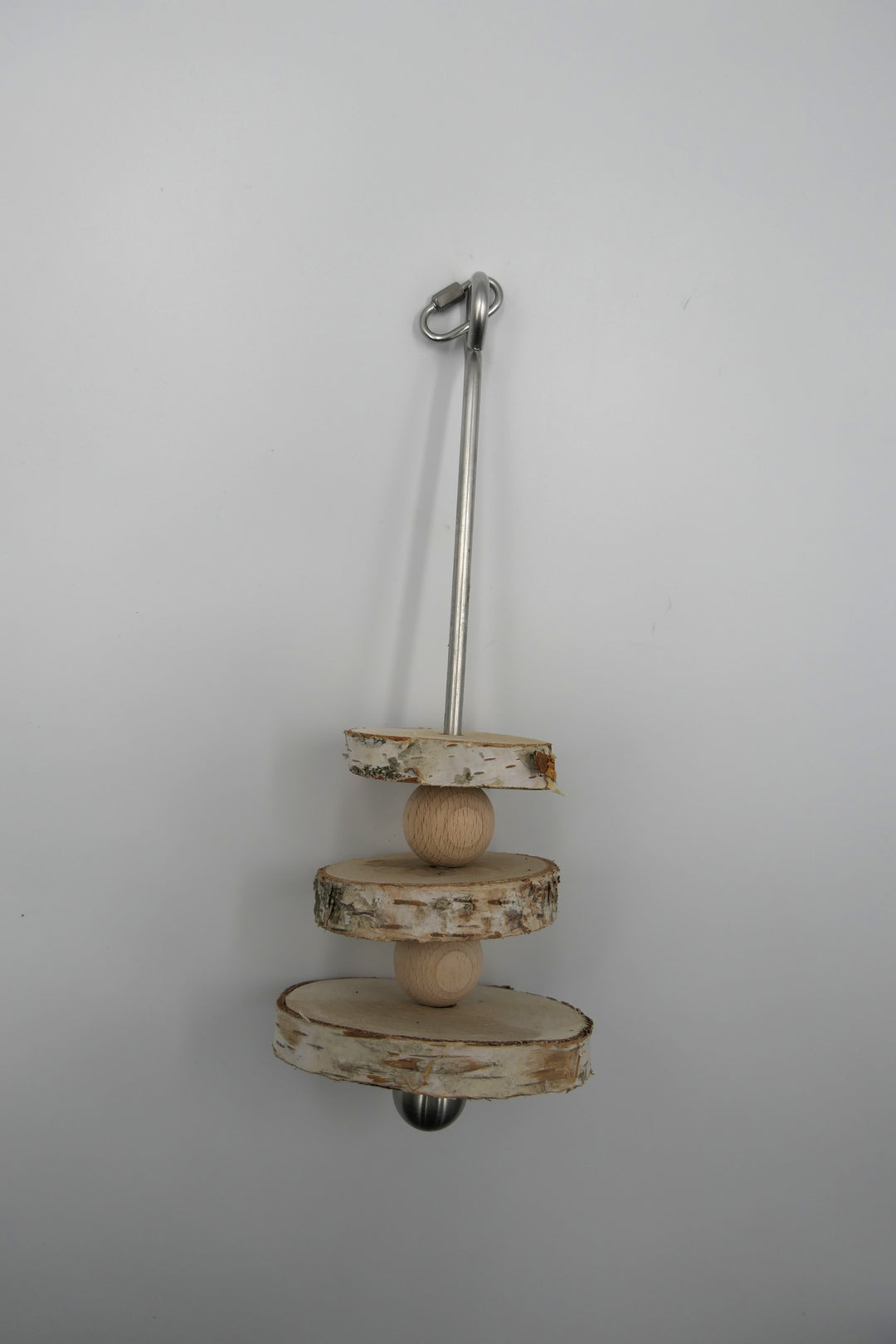 Vogelspielzeug Knabberspieß aus Naturholz im Käfig