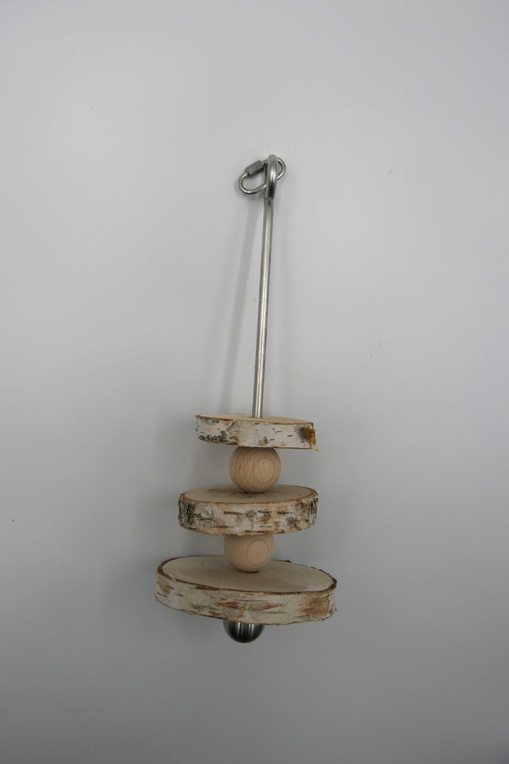 Vogelspielzeug Knabberspieß aus Naturholz im Käfig