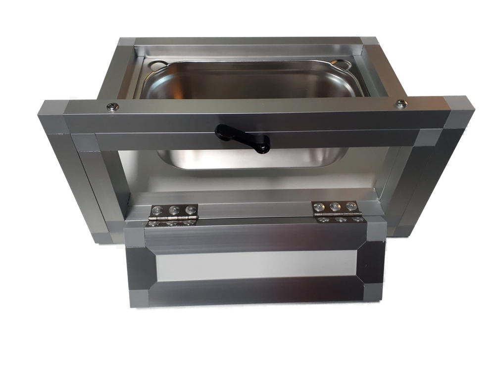 Edelstahlbadewanne mit Außenbedienung sicher am Volierendraht befestigt