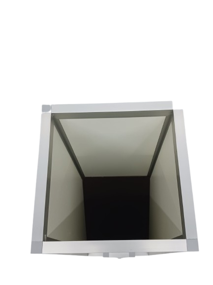 Großes Futtersilo mit breiter Öffnung für Hühnerfutter