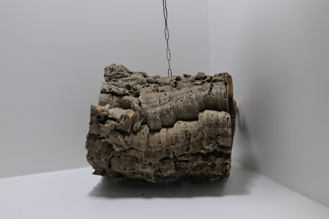 Korkröhre mit einer Edelstahlkette – Schredderspielzeug für Papageien, ca. 30 cm lang