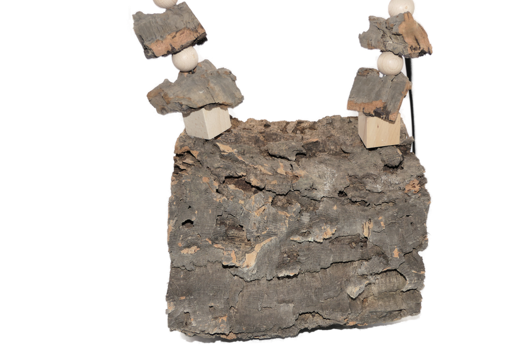 Korkröhre mit zwei Edelstahlketten und Holzklötzen – Schredderspielzeug für Papageien