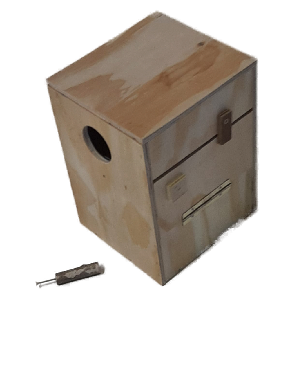 Nistkasten für Nymphensittiche 20×22×30 cm mit Einschlupfloch Ø 6 cm und Kontrollklappe.