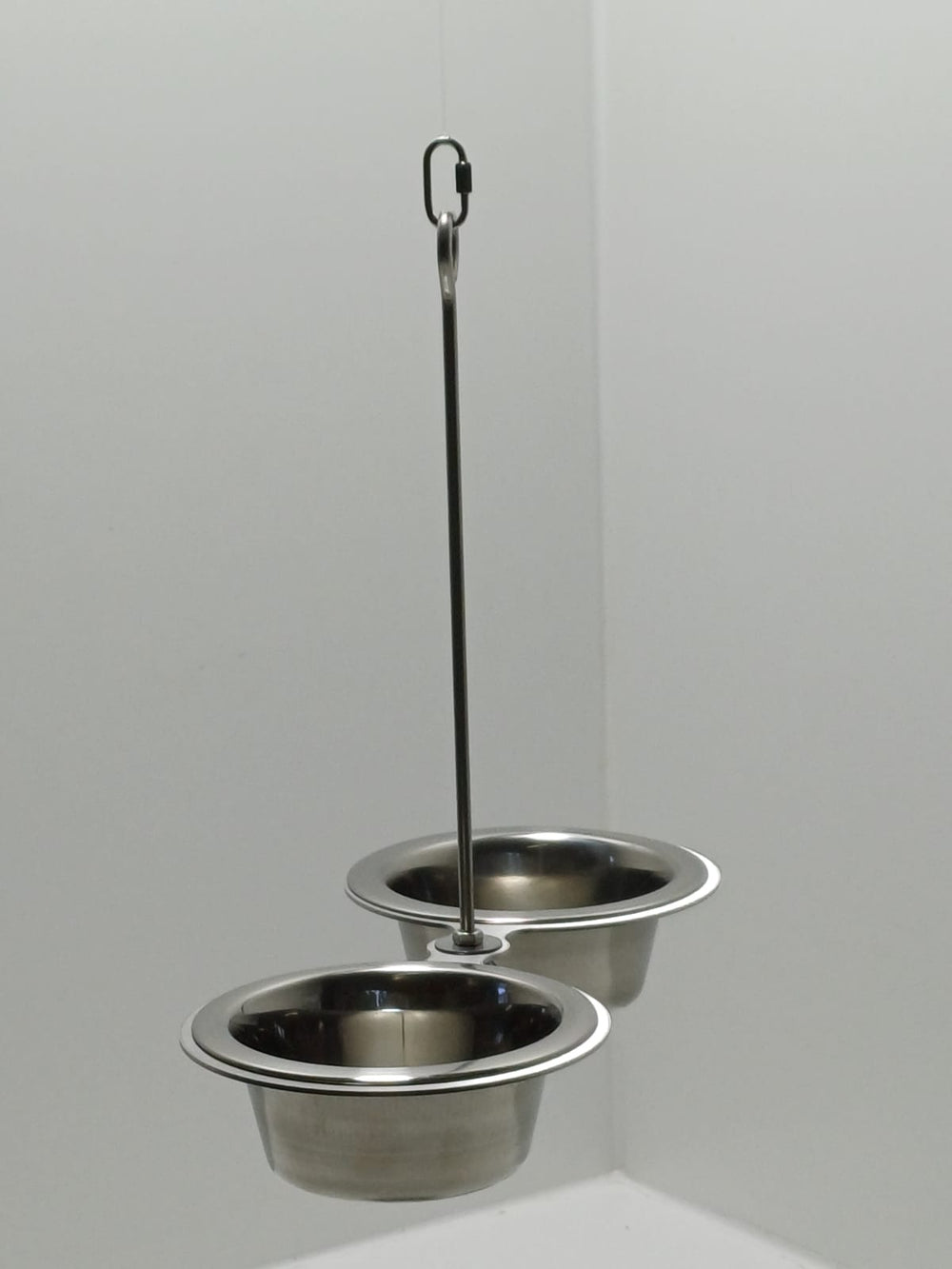 Vogelfutterschaukel mit tiefen Näpfen für Nymphensittiche