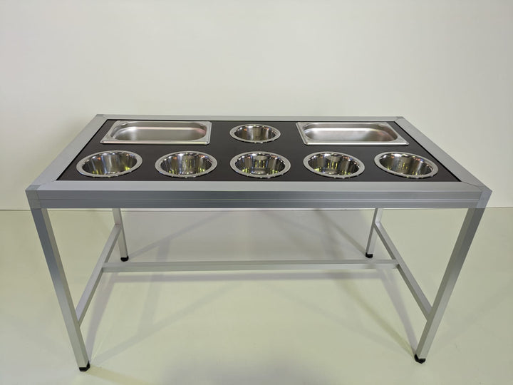 Freistehende Futterbar 6 + 2 mit Edelstahlwannen und Näpfen