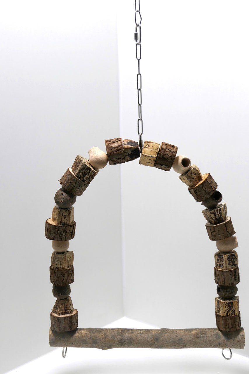 Große Vogelschaukel mit Holzkugeln, Nüssen und Stöckchen zur Förderung des Gleichgewichts.