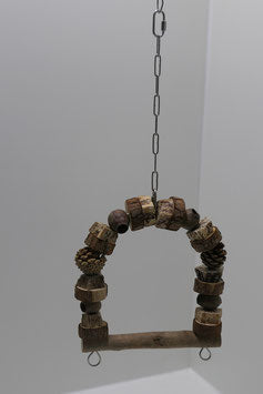 Kleine Vogelschaukel mit Holzkugeln, Nüssen und Stöckchen für Gleichgewichtstraining.