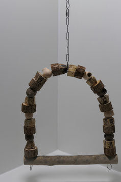 Natürliche Vogelschaukel groß – Holzkugeln, Nüsse und Stöckchen mit Edelstahlkettenglied.