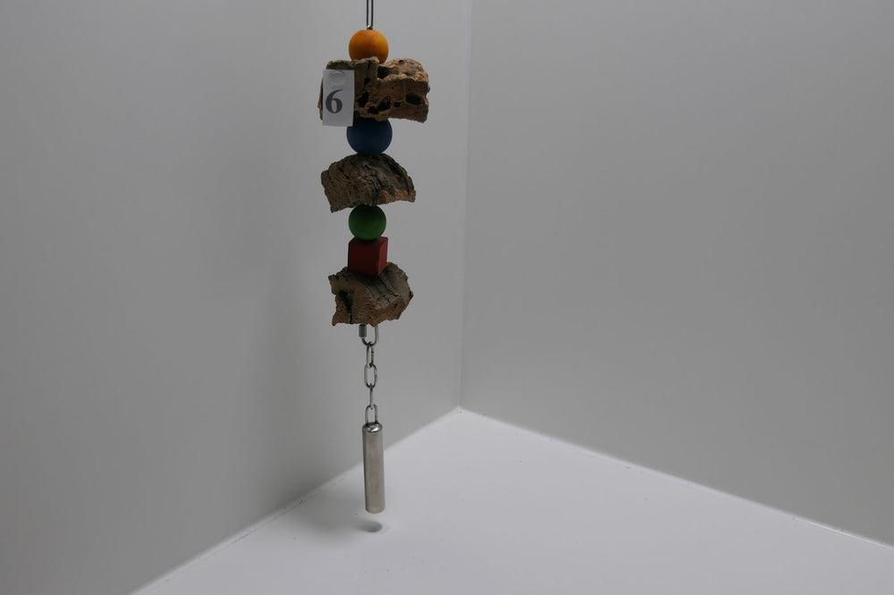 Schredderspielzeug aus Kork mit Glocke Nr. 6 für Nymphensittiche.