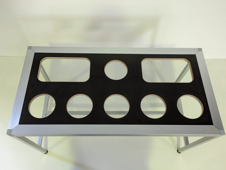 Vielseitige Futterstation mit Edelstahlwannen als Bade- und Spielplatz