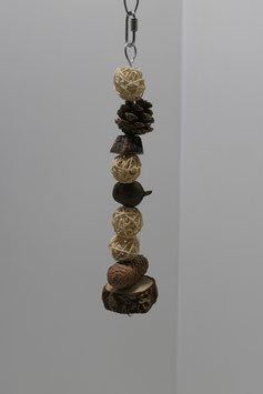 Vogel-Schredderspielzeug mit Tannenzapfen und Aufhängung