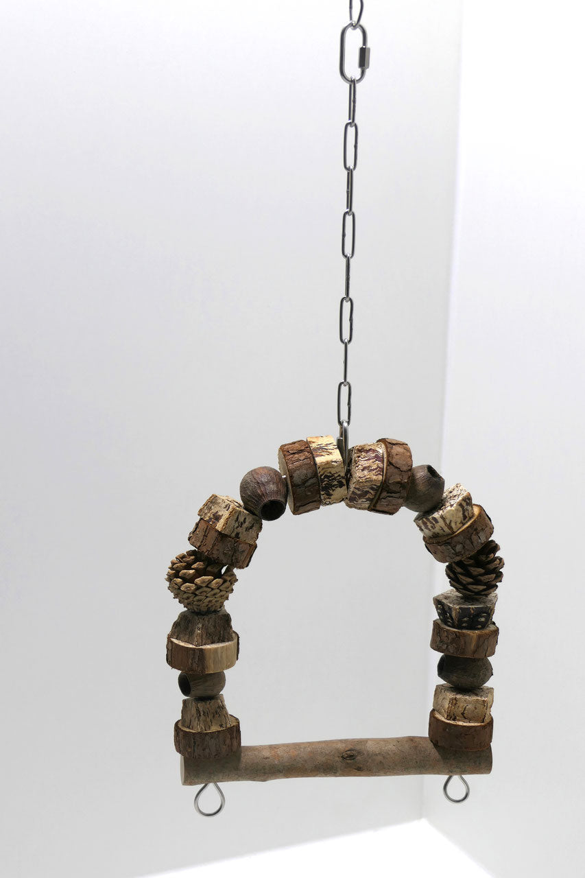 Vogelschaukel klein – Holzkugeln, Nüsse und Stöckchen mit Edelstahlkettenglied.